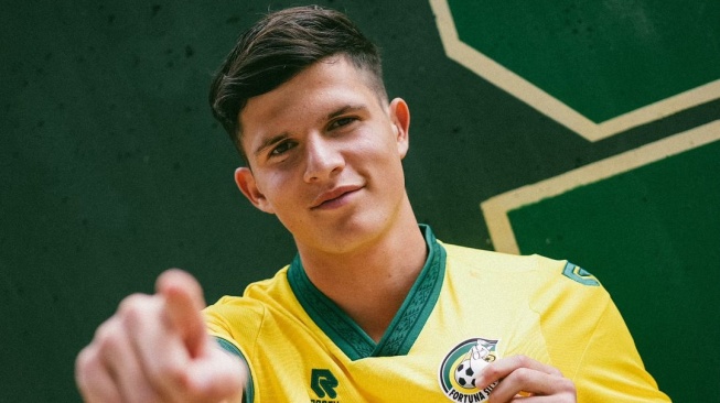 Pemain keturunan Indonesia, Tristan Schenkhuizen yang kini membela Fortuna Sittard, mengaku siap membela Timnas Indonesia. [Dok. Instagram/@fortuna.sittard]