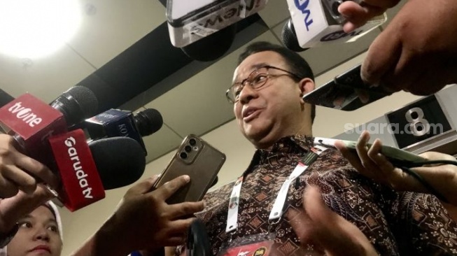 Bakal Cagub Jakarta Anies Baswedan saat menjawab pertanyaan wartawan selepas menghadiri acara Musyawarah Nasional Ke-IV Ikatan Keluarga Pahlawan Nasional (IKPN) di Kompleks Kementerian Pertahanan RI, Jakarta, Sabtu (27/7/2024). (ANTARA/Genta Tenri Mawangi).