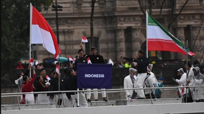 Kontingen Atlet Indonesia melintasi Sungai Seine saat Pembukaan Olimpiade ke-33 di Paris, Jumat (26/7). Foto: Wahyu Putro A/ANTARA