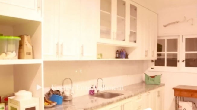 area dapur rumah Aaliyah Massaid. [Keema entertainment/YouTube]