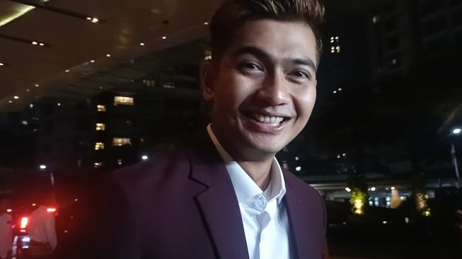 Teuku Ryan usai menghadiri pernikahan Thariq Halilintar dan Aaliyah Massaid di Hotel Raffles, Jakarta Selatan pada Jumat (26/7/2024) [Suara.com/Rena Pangesti]