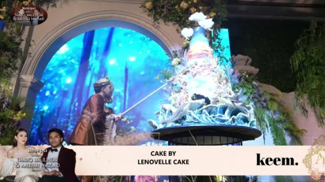 Wedding cake atau kue pernikahan Thariq Halilintar dan Aaliyah Massaid. (YouTube/Thariq Halilintar)