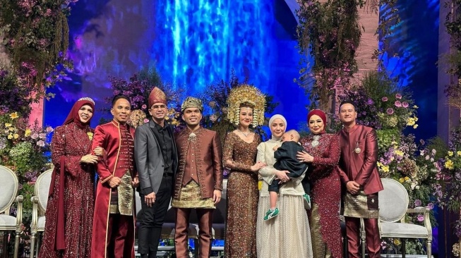 Potret Nagita Slavina dan Raffi Ahmad di pernikahan Thariq Halilintar dan Aaliyah Massaid (Instagram/raffinagita1717)