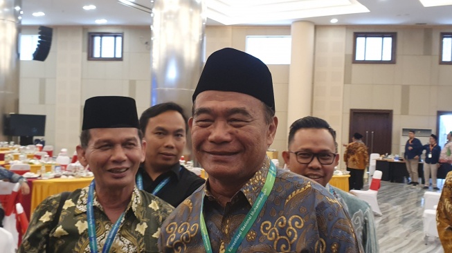 Muhadjir Effendy saat diwawancarai di konferensi pers di Universitas Aisyiyah (UNISA) Yogyakarta, Minggu (28/7/2024). [Hiskia/Suarajogja.id]