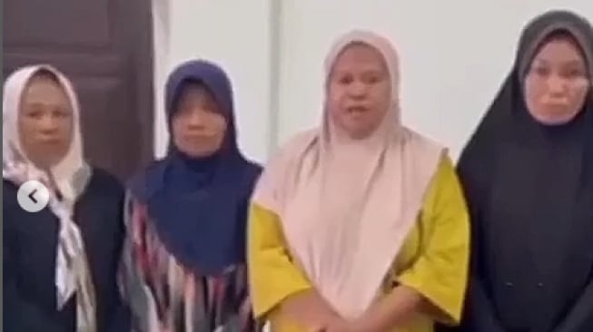 Video permintaan maaf terkait aksi para ibu-ibu di Sulsel pesta miras. (tangkapan layar/Instagram)