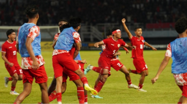 Selebrasi Para Pemain Timnas Indonesia U-19 Usai Alfahrezzi Buffon Mencetak Gol ke Gawang Malaysia di Laga Semifinal Ajang ASEAN U-19 Boys Championship 2024. (pssi.org)