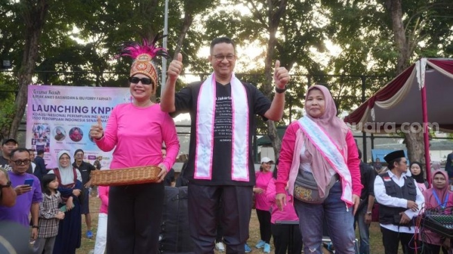 Eks Gubernur DKI Jakarta, Anies Baswedan saat senam bareng emak-emak di Lapangan Banteng, Jakarta. (Suara.com/Fakhri)