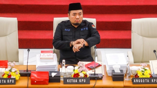 Pimpinan Komisi Pemilihan Umum (KPU) RI Mochammad Afifuddin saat memimpin rapat pleno terbuka rekapitulasi hasi penghitungan suara tingkat nasional serta penetapan hasil pemilu serentak tahun 2024 di Gedung KPU RI, Jakarta, Minggu (28/7/2024). [Suara.com/Alfian Winanto]
