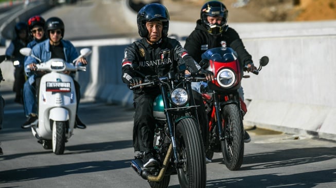 Presiden Joko Widodo (tengah) bersama sejumlah influencer media sosial mengendarai motor melewati Jalan Tol IKN di Balikpapan, Kalimantan Timur, Minggu (28/7/2024). [ANTARA FOTO/Hafidz Mubarak A/Spt]
