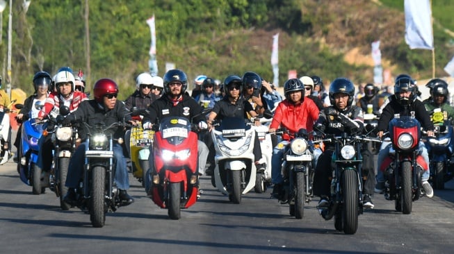 Presiden Joko Widodo (kedua kanan) bersama Menteri PUPR yang juga Plt Kepala Ototiratas IKN Basuki Hadimuljono (ketiga kiri) dan Wakil Menteri ATR yang juga Wakil Kepala Otoritas IKN Raja Juli Antoni (ketiga kanan) serta sejumlah influencer media sosial mengendarai motor melewati Jalan Tol IKN di Balikpapan, Kalimantan Timur, Minggu (28/7/2024). [ANTARA FOTO/Hafidz Mubarak A/Spt]