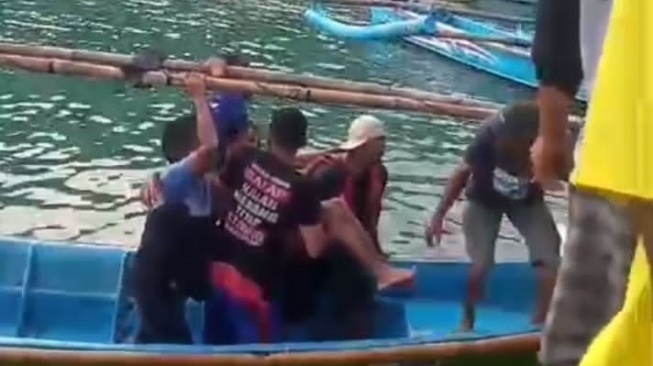 Ombak Besar Terjang Pantai Sadeng, Perahu Nelayan Ringsek, 1 Orang Masih Dicari