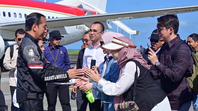 Penampakan Presiden Jokowi dan Iriana saat disambut sejumlah artis yang diajak ke IKN. (Foto: Dok Istana)