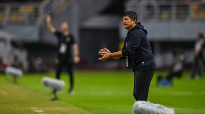 Pelatih Timnas Indonesia U-19 Indra Sjafri beraksi pada laga melawan Malaysia U-19 yang dimenangkan dengan skor 1-0 pada laga semifinal Piala AFF U-19 atau ASEAN U-19 Boys Championship 2024 di Stadion Gelora Bung Tomo, Surabaya, Sabtu (27/7/2024). (ANTARA FOTO/Rizal Hanafi) 