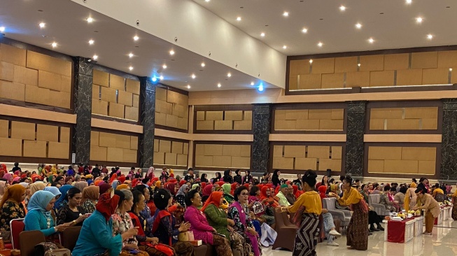 Acara Pentas Seni dan Budaya Nusantara 1000 Perempuan Berkebaya di Sleman City Hall yang digelar pada Minggu (28/7/2024) (Suara.com/Dita Alvinasari)