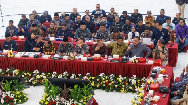 Suasana jalannya rapat pleno terbuka rekapitulasi hasi penghitungan suara tingkat nasional serta penetapan hasil pemilu serentak tahun 2024 di Gedung KPU RI, Jakarta, Minggu (28/7/2024). [Suara.com/Alfian Winanto]
