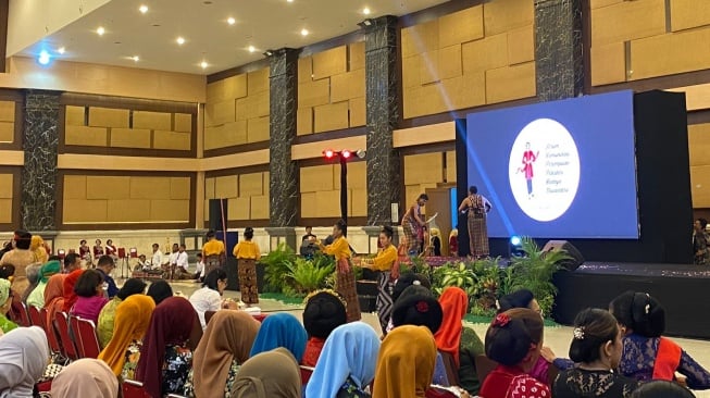 Pertunjukan tarian di acara Pentas Seni dan Budaya Nusantara 1000 Perempuan Berkebaya di Sleman City Hall, DI Yogyakarta pada Minggu (28/7/2024)