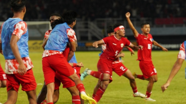 Muhammad Alfharezzi Buffon tampil heroik saat Timnas Indonesia U-19 melawan Malaysia di semifinal Piala AFF U-19 2024. (@timnas.indonesia)