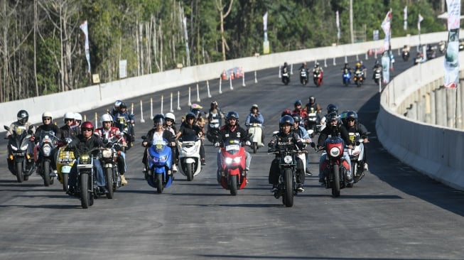 Presiden Joko Widodo (ketiga kanan) bersama Menteri PUPR yang juga Plt Kepala Ototiratas IKN Basuki Hadimuljono (keempat kiri) dan sejumlah influencer media sosial mengendarai motor melewati Jalan Tol IKN di Balikpapan, Kalimantan Timur, Minggu (28/7/2024). [ANTARA FOTO/Hafidz Mubarak A/Spt]