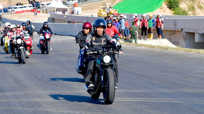 Presiden Jokowi bersama sejumlah menteri dan influencer mengendari sepeda motor untuk meninjau progres pembangunan jalan tol Ibu Kota Nusantara (IKN), Kalimantan Timur, Minggu (28/7/2024). [Dok. Biro Pers Setpres]