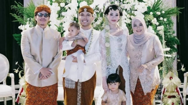 Modali Bulan Madu Thariq Halilintar, Atta Halilintar dan Aurel Hermansyah Kasih Hadiah Buket Uang Raksasa