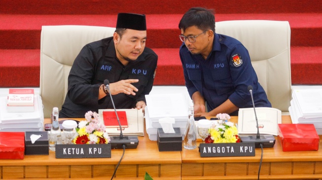 Ketua Komisi Pemilihan Umum (KPU) RI Mochammad Afifuddin saat memimpin rapat pleno terbuka rekapitulasi hasi penghitungan suara tingkat nasional serta penetapan hasil pemilu serentak tahun 2024 di Gedung KPU RI, Jakarta, Minggu (28/7/2024). [Suara.com/Alfian Winanto]