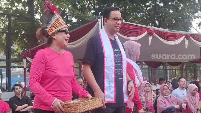 Eks Gubernur DKI Jakarta, Anies Baswedan saat senam bareng emak-emak di Lapangan Banteng, Jakarta. (Suara.com/Fakhri)