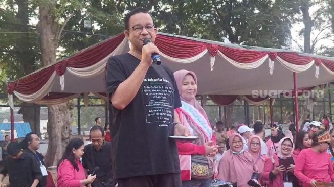 Eks Gubernur DKI Jakarta, Anies Baswedan saat senam bareng emak-emak di Lapangan Banteng, Jakarta. (Suara.com/Fakhri)