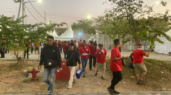 Stadion Gelora Bung Tomo (GBT) Surabaya, mulai dipadati suporter Timnas Indonesia U-19 jelang laga final Piala AFF U-19 2024, Senin (29/7/2024). Ribuan suporter terlihat sudah memasuki kawasan stadion untuk menyaksikan duel Timnas Garuda Nusantara melawan Thailand. [Suara.com/Ronald Seger Prabowo]