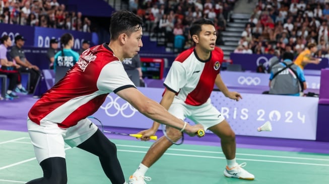 Pasangan ganda putra Indonesia, Fajar Alfian/Muhammad Rian Ardianto saat menghadapi wakil Jerman, Mark Lamsfuss/Marvin Seidel di matchday pertama Grup C cabang olahraga bulu tangkis Olimpiade 2024 Paris. [Dok. PBSI]