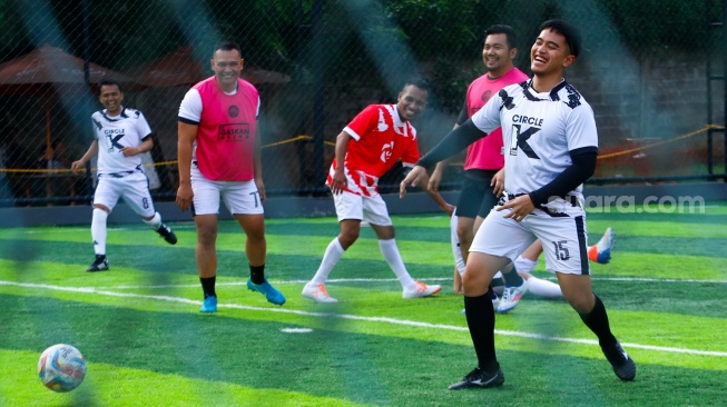 Ketua Umum PSI Kaesang Pangarep saat bermain bola melawan tim dari Calon Kepala Daerah (Cakada) di Lapangan Gaskan Mini Soccer, Jakarta, Senin (29/7/2024). [Suara.com/Alfian Winanto]