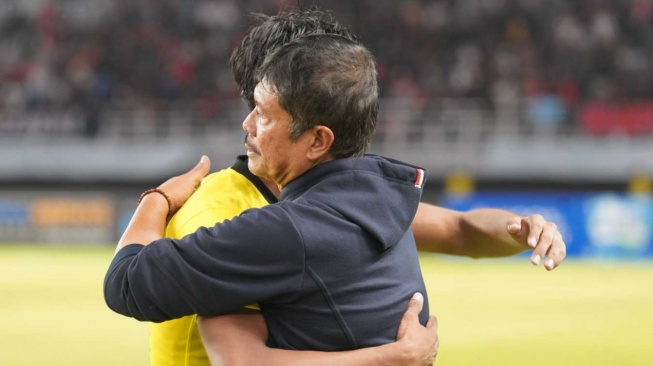 Pelatih Timnas Indonesia U-19, Indra Sjafri memeluk pemain Malaysia U-19 dalam laga semifinal Piala AFF U-19 2024 di Stadion Gelora Bung Tomo (GBT), Surabaya, Jawa Timur, Sabtu (27/7/2024) malam WIB. Garuda Nusantara menang 1-0. [Dok. PSSI]