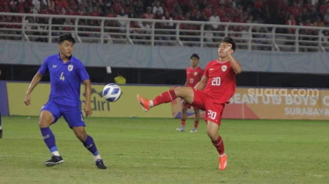 Striker Timnas Indonesia U-19, Arlyansyah Abdulmanan gagal menerima umpan dari rekannya dalam laga final Piala AFF U-19 2024 di Stadion Gelora Bung Tomo, Surabaya, Senin (29/7/2024). [Suara.com/Ronald Seger Prabowo]