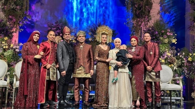 Penampilan Nagita Slavina saat ke acara resepsi pernikahan Thariq Halilintar dan Aaliyah Massaid (YouTube/Rans Entertainment)