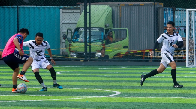 Ketua Umum PSI Kaesang Pangarep (kanan) saat bermain bola melawan tim dari Calon Kepala Daerah (Cakada) di Lapangan Gaskan Mini Soccer, Jakarta, Senin (29/7/2024). [Suara.com/Alfian Winanto]