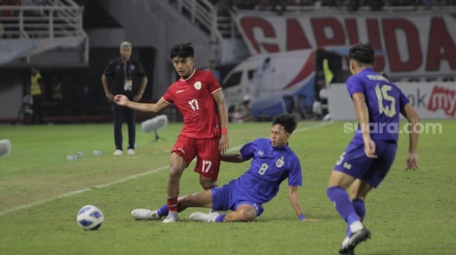 Bek Timnas Indonesia U-19, Muhammad Mulfi Hidayat ditekel pemain Thailand, Dutsadee Buranajutanon dalam laga final Piala AFF U-19 2024 di Stadion Gelora Bung Tomo, Surabaya, Senin (29/7/2024). [Suara.com/Ronald Seger Prabowo]