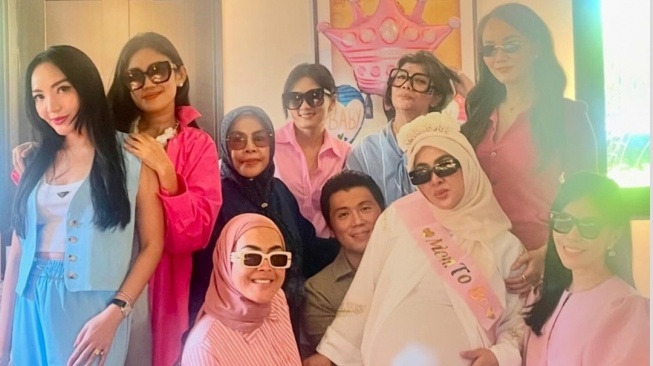 Foto-foto Baby Shower Syahrini Beredar, Dekorasi Sederhana Jadi Sorotan: Mantu Konglo Kok Gitu Doang?