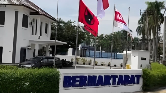 Bendera PDIP Berkibar di Rumah Pemenangan Edy Rahmayadi, Kode Dukungan?