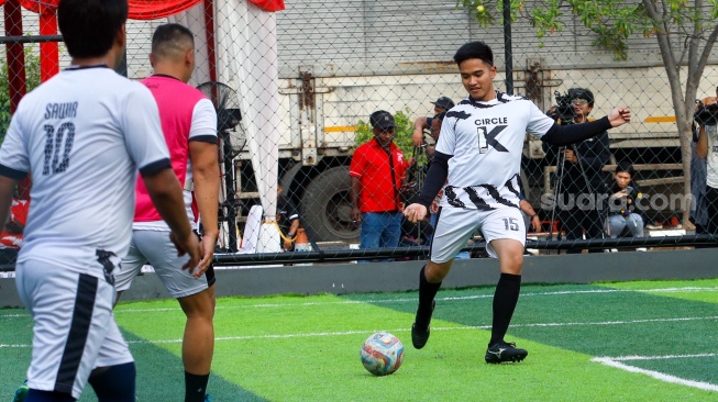 Ketua Umum PSI Kaesang Pangarep saat bermain bola melawan tim dari Calon Kepala Daerah (Cakada) di Lapangan Gaskan Mini Soccer, Jakarta, Senin (29/7/2024). [Suara.com/Alfian Winanto]