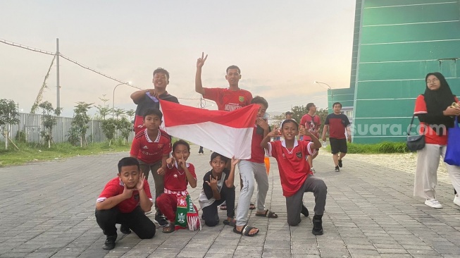 Bapak hingga Anak-anak Tumplek Blek, Stadion GBT Mulai Memerah Jelang Final Piala AFF U-19