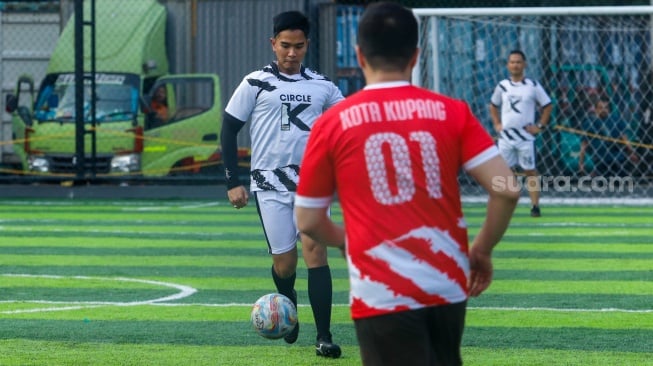 Ketua DPP PSI Kaesang Pangarep saat bermain bola melawan tim dari Calon Kepala Daerah (Cakada) di Lapangan Gaskan Mini Soccer, Jakarta, Senin (29/7/2024). [Suara.com/Alfian Winanto]