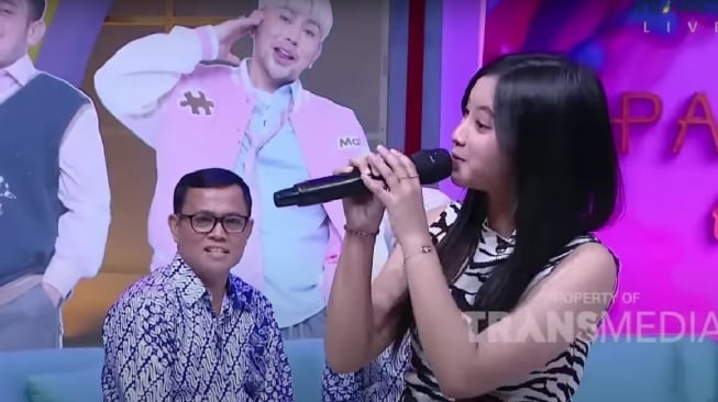 Haji Faisal saat Cantika Davinca unjuk gigi di acara tv (YouTube/TRANS TV Official)