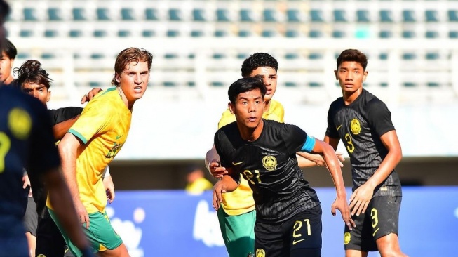 Duel Malaysia vs Australia di laga perebutan tempat ketiga Piala AFF U-19 2024 di Stadion Gelora Bung Tomo (GBT), Surabaya, Jawa Timur, Senin (29/7/2024). [Dok. Instagram/@famalaysia]