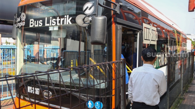 Penumpang saat menaiki bus listrik Transjakarta di Terminal Blok M, Jakarta, Senin (29/7/2024). [Suara.com/Alfian Winanto]