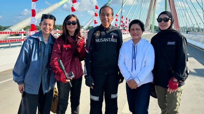 Poppy Sovia dan Dian Ayu Lestari bersama Presiden Jokowi dan Iriana Jokowi berpose di atas Jembatan Pulau Balang, yang menghubungkan Balikpapan dan Penajam Paser Utara. [Instagram]