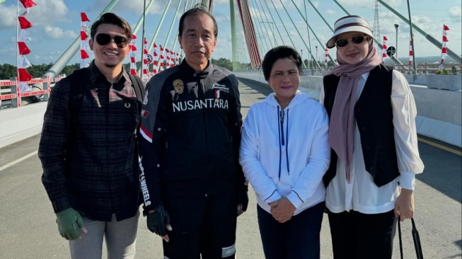 Irwansyah dan Zaskia Sungkar bersama Presiden Jokowi dan Iriana Jokowi berpose di atas Jembatan Pulau Balang, yang menghubungkan Balikpapan dan Penajam Paser Utara. [Instagram]