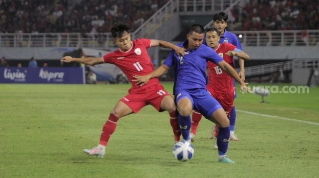 Gelandang Timnas Indonesia U-19 Riski Afrisal berduel dengan pemain Thailand dalam laga final Piala AFF U-19 2024 di Stadion Gelora Bung Tomo, Surabaya, Senin (29/7/2024). [Suara.com/Ronald Seger Prabowo]