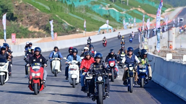  Presiden Jokowi tampak memimpin paling depan saat memantau jalan tol IKN bersama para artis yang diundangnya ke IKN. [Instagram]