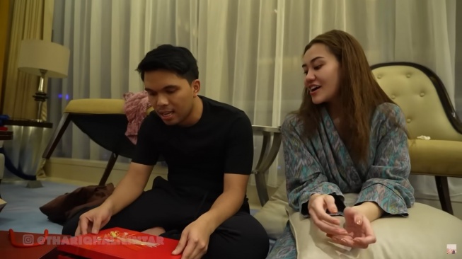 Thariq Halilintar dan Aaliyah Massaid unboxing kado pernikahan dari Iriana Jokowi (YouTube/Thariq Halilintar)