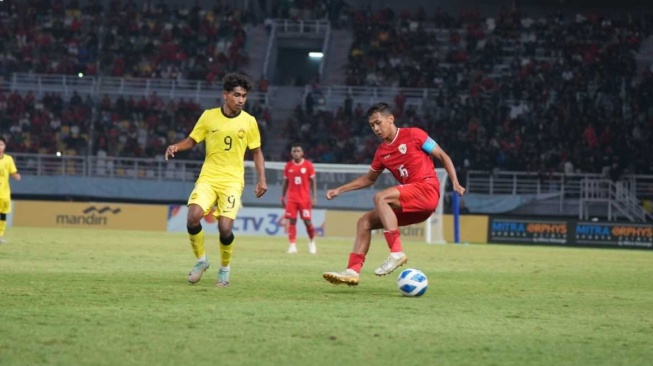 Kapten Timnas Indonesia U-19, Dony Tri Pamungkas saat menghadapi Malaysia U-19 dalam laga semifinal Piala AFF U-19 2024 di Stadion Gelora Bung Tomo (GBT), Surabaya, Jawa Timur, Sabtu (27/7/2024) malam WIB. [Dok. PSSI]