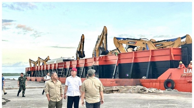 Penampakan kedatangan ribuan excavator pesanan H. Isam Tiba di Papua Selatan (Foto Istimewa).